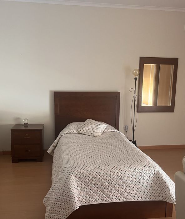 Quarto Individual em Madeira Maciça de Castanho com Gavetão de Arrumação – Paços de Ferreira