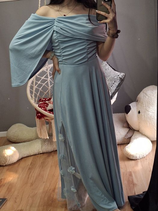 Błękitna sukienka maxi z kwiatowym wzorem