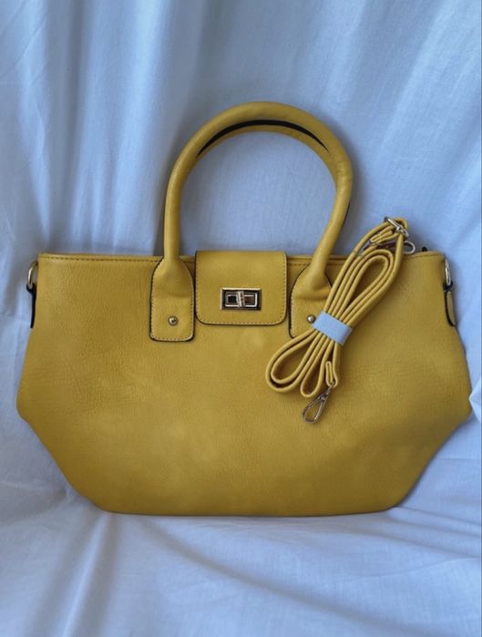 Mala mostarda com fita a tiracolo