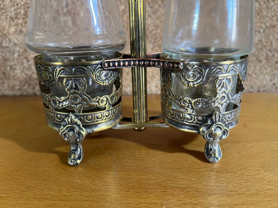 Galheteiro antigo com suporte em latão