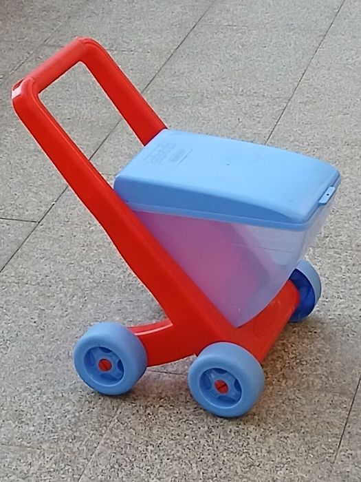 Vendo CARRINHO de supermercado infantil forte com alguns acessórios