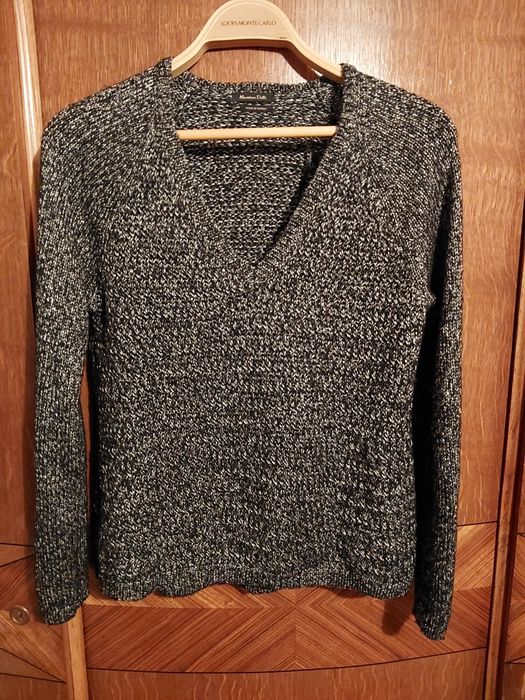 Sweter w serek
Massimo Dutti
Rozmiar M
Metka ze składem ucięta, ale na