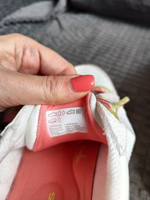 Продам кросівки Tamaris