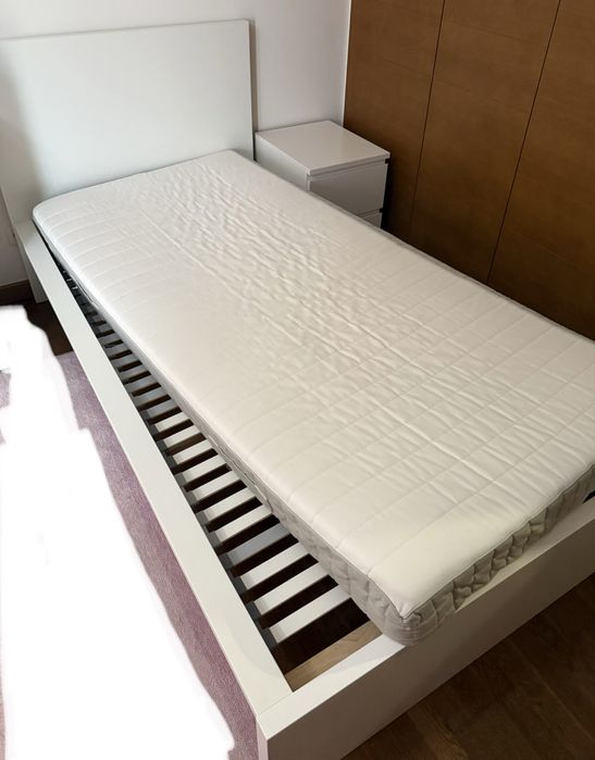 Cama de solterio com estrado e colchão (criança)