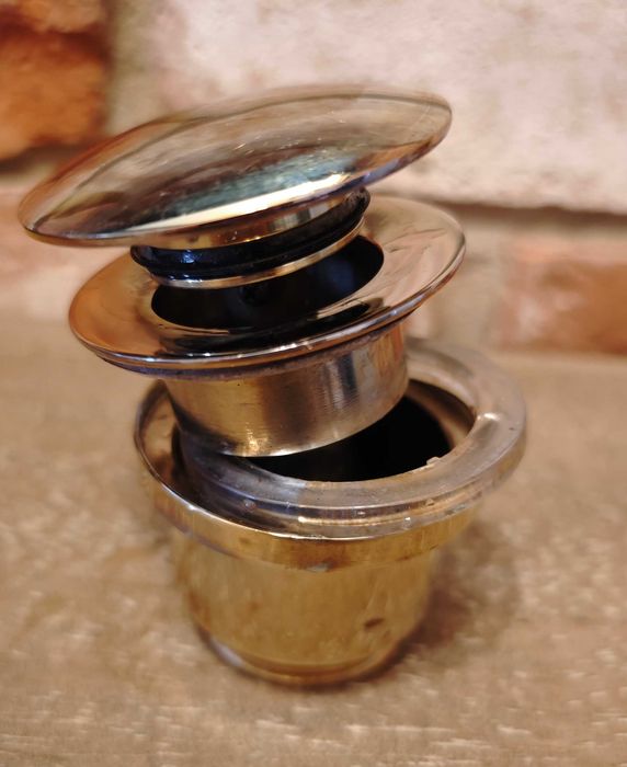 Umywalka biała łazienka nowoczesna korek złoty klik