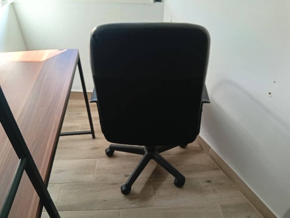 Secretaria com cadeira