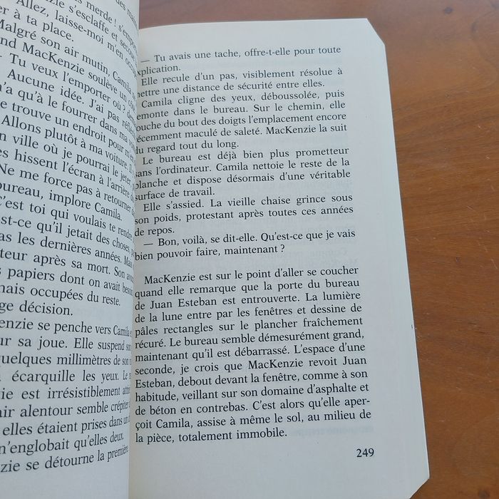 Bienvenue au Motel des Pins Perdus. Portes incluídos.