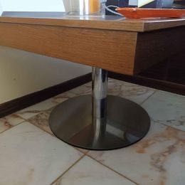 Mesa de centro quadrada com arrumação
