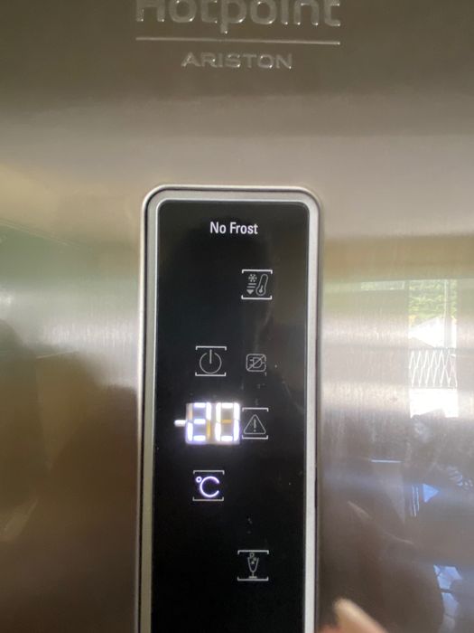 Arca vertical no frost congeladora ARISTON