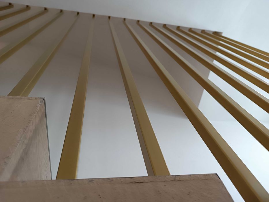 Balustrada pionowa typu lamele, harfa, złota, czarna, stalowe profile