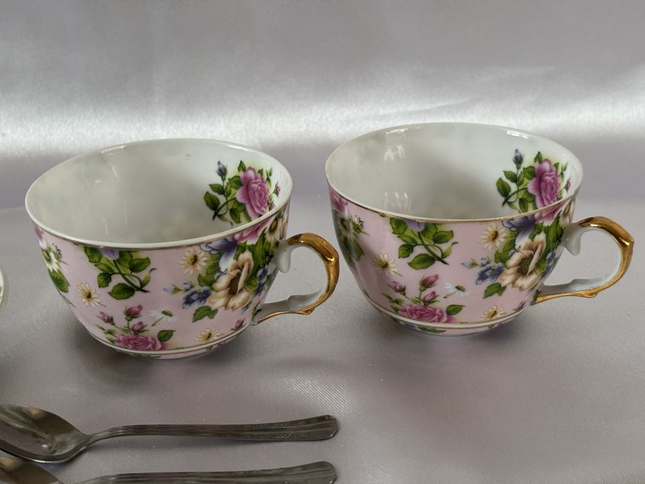 Dwie eleganckie filiżanki w róże + ozdobny talerzyk (porcelana)