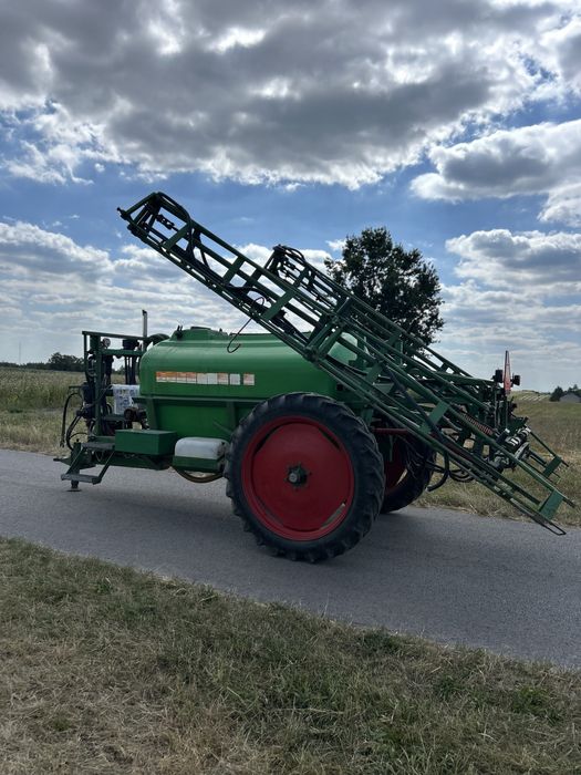 Opryskiwacz ciągany 2000 l