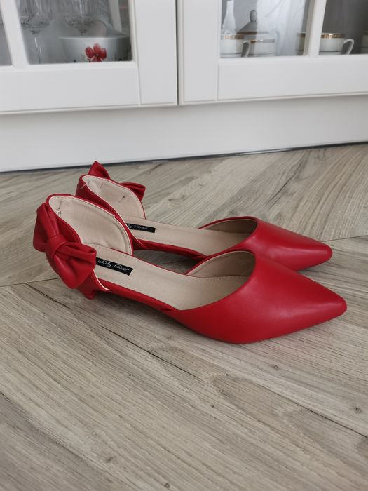 Czerwone buty, czółenka z kokardą