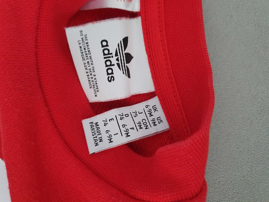 Czerwony dresik adidas