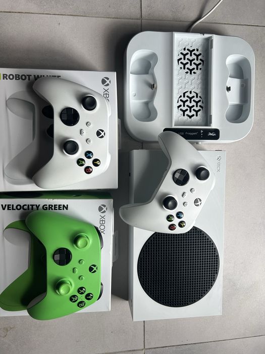 Xbox Series S +3pady + stacja ładujaca