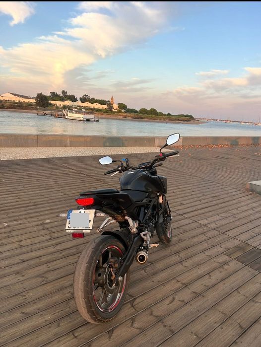 Honda CB125R 2021 com extras