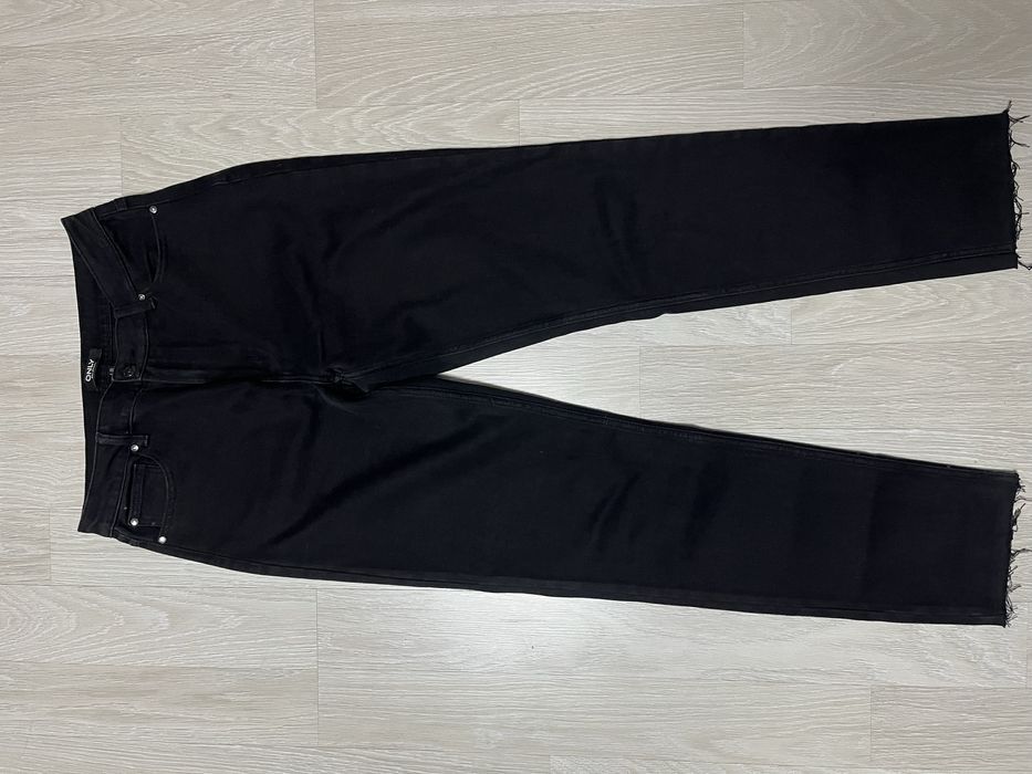 Джинси Bershka з розрізами, розмір М 38