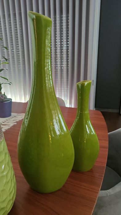 Jarra verde com orquídeas