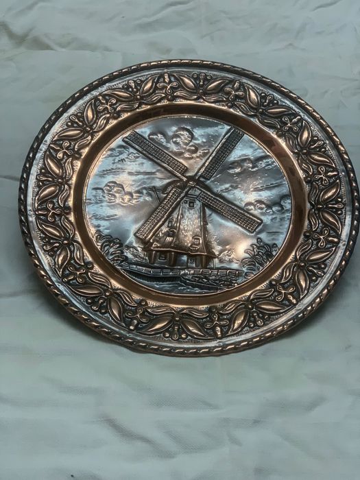 Prato em latao com motivo moinho