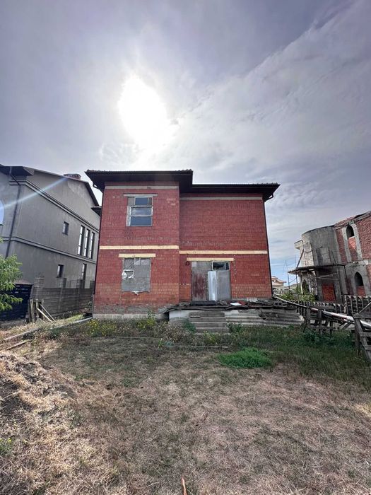 Дом из красного кирпича в Совиньоне — кто ценит качество и комфорт!