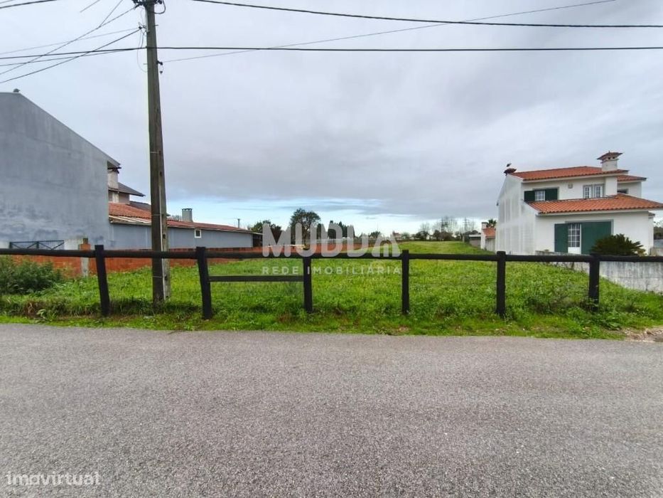 Terreno urbano destinado a construção, situado em  Eixo