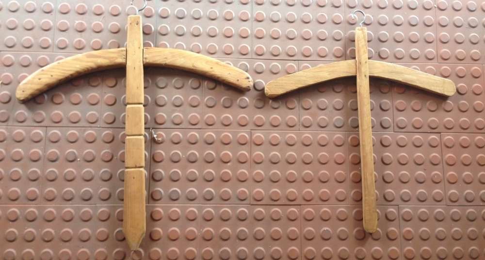 Vendo cabides vintage antigos em madeira/ cruzetas