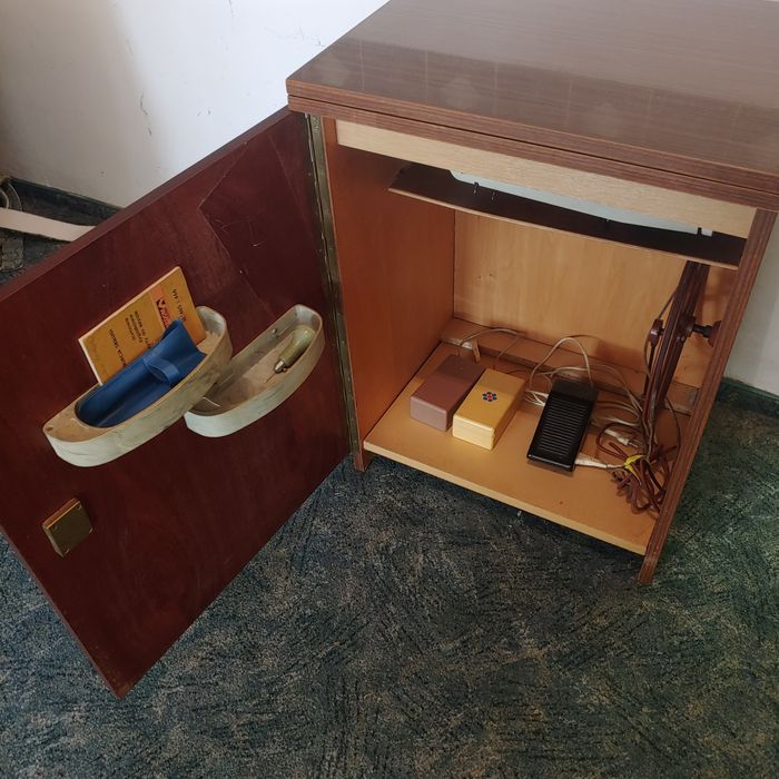 Maszyna do szycia z lat 80-tych.