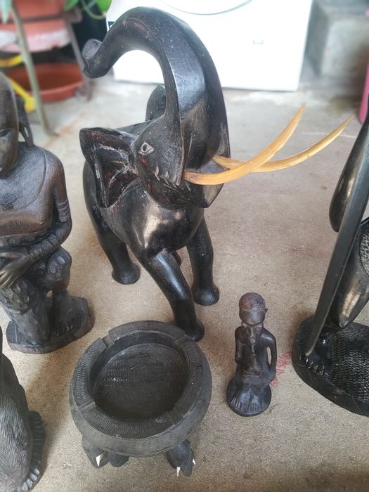 Figuras e ornamentos antigas de indígenas Africanos em pau preto