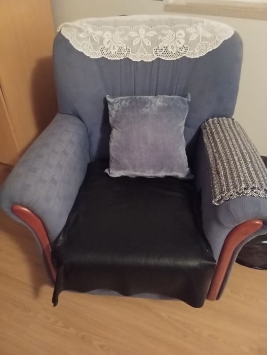 Sofá azul estampado