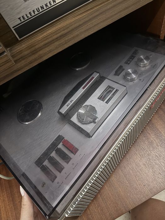 Móvel vintage Telefunken com rádio e gira-discos