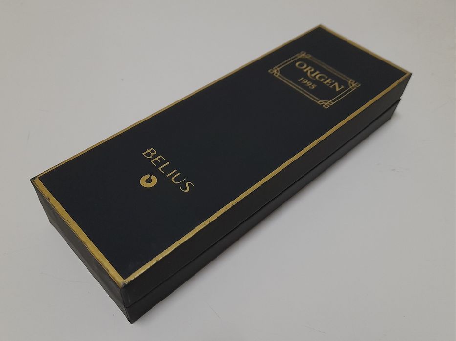 Conjunto de desenho a carvão e caneta de carga