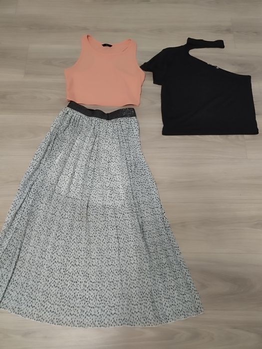 Величезний пакет  одягу на жінку.