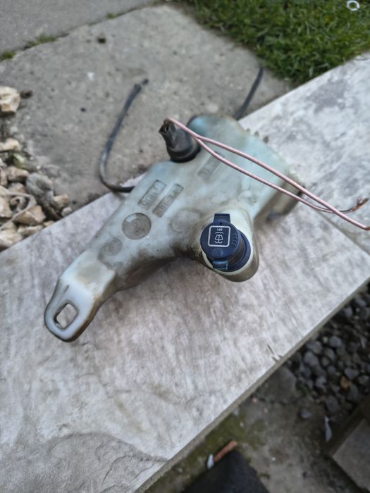 Spryskiwacz wycieraczek SW