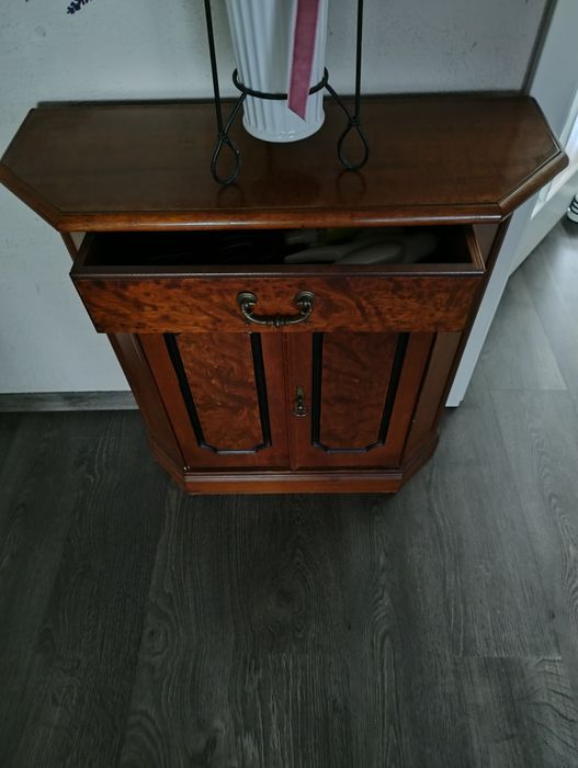 Szafka stojąca z szufladą