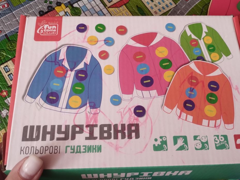Гра шнурівка дерев'яна кольоові гудзики