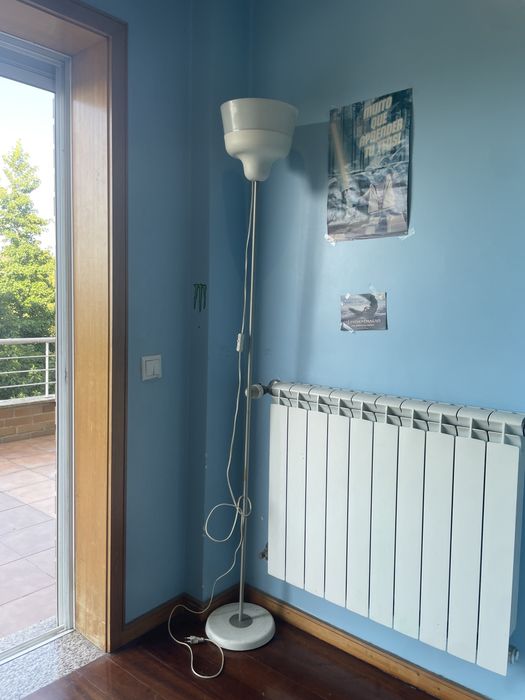 Candeeiro de pé alto