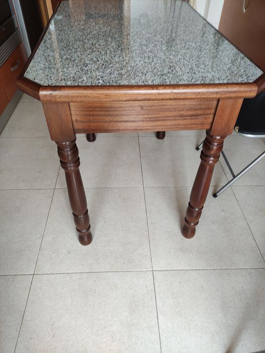 Mesa de cozinha de madeira maciça com  tampo de pedra.