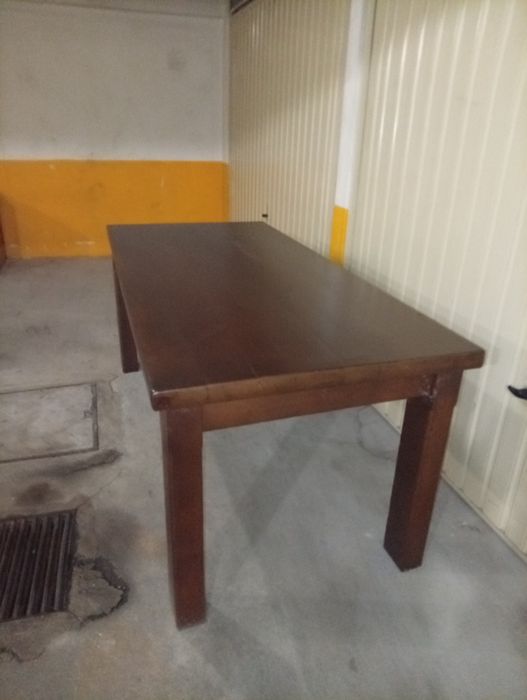 Mesa em madeira maciça