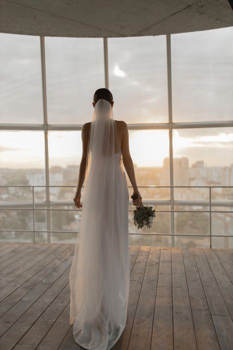 Свадебное платье блестящее с разрезом весільна сукня блискуча