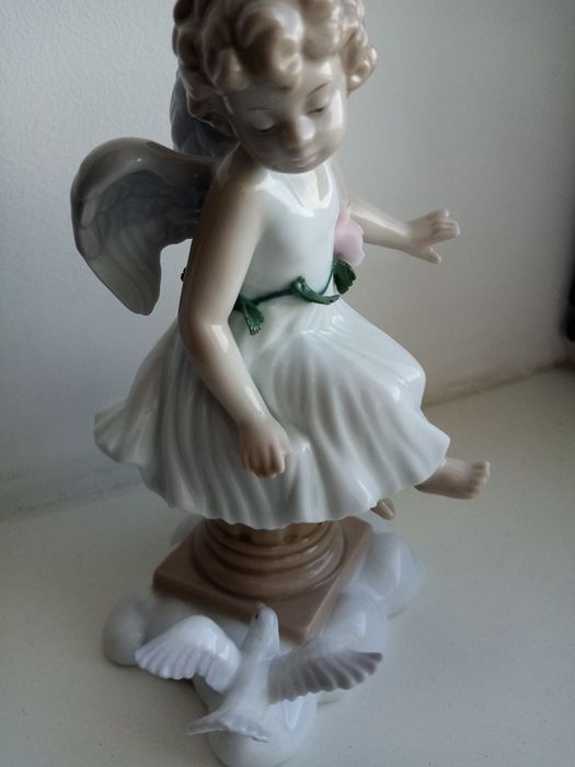 Фарфоровая статуэтка