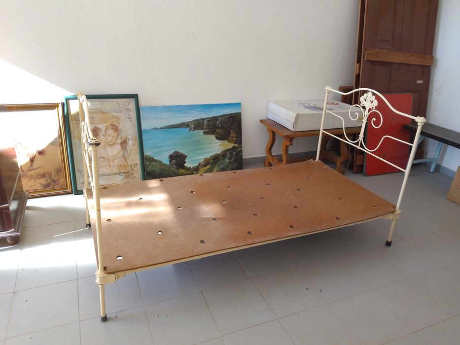 Cama em ferro com estrado