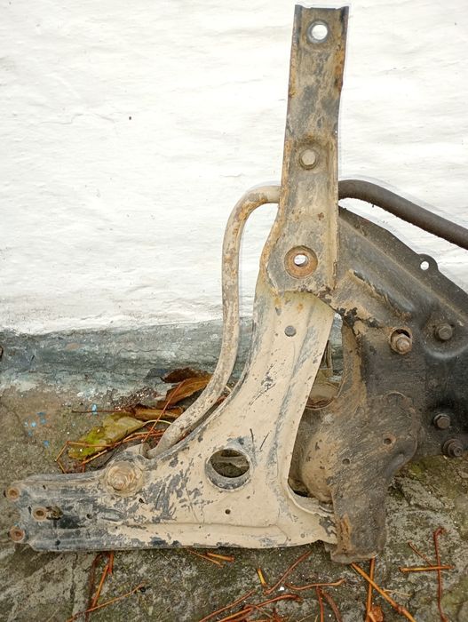 Підрамник передня балка гольф 3.  1, 4