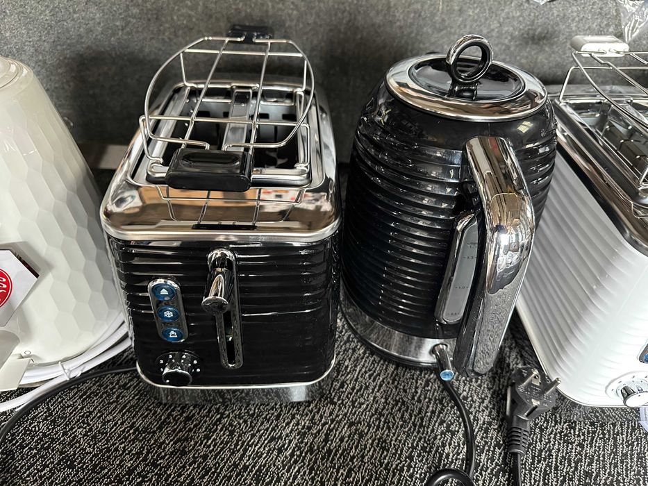 Електрочайник  з тостером Russell Hobbs Inspire