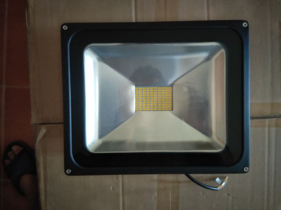 Projetor foco led IP 65 de 80W 2800k -6000K 6400 lumens