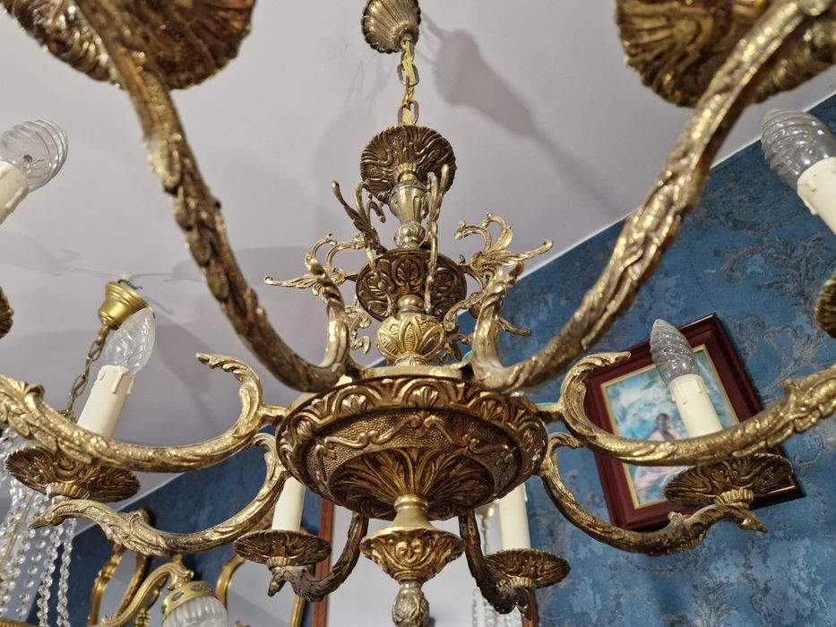 Piękny stylowy żyrandol mosiężny