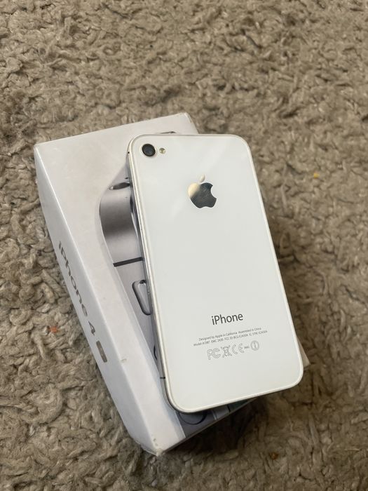 Iphone 4s  вісить на проводі