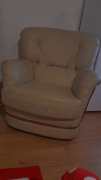 vendo conjunto de sofás de coro branco leitoso.