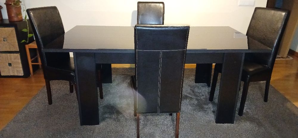 Mesa com  4 cadeiras