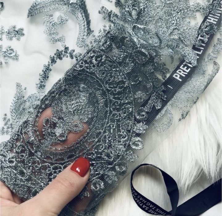 Платье с кружевом