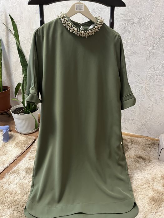 Сукня  прикрашена  бісером на вороті